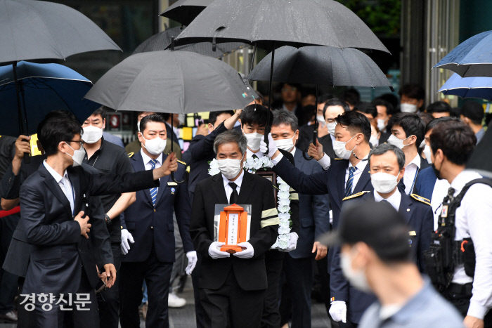 박원순 서울시장의 영결식이 열린 13일 서울 중구 서울시청에서 영결식을 마친 뒤 고인의 영정과 위패가 추모공원으로 향하고 있다. 이상훈 선임기자 doolee@kyunghyang.com
