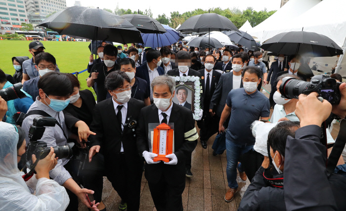 고(故) 박원순 서울시장의 영정이 13일 오전 영결식이 열리는 서울시청에 도착하고 있다. 연합뉴스.