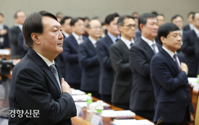 윤석열 검찰총장이 지난 2월10일 서울 서초구 대검찰청에서 열린 전국 지검장 및 선거담당 부장검사 회의에 참석해  이성윤 서울중앙지검장(오른쪽 끝)등과 함께 국민의례를 하고 있다./이상훈 선임기자 doolee@kyunghyang.com