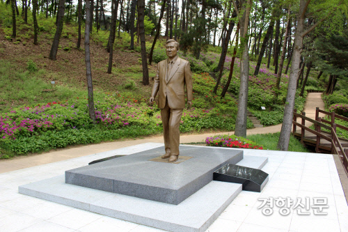 옛 대통령 별장인 충북 청주시 상당구 문의면 청남대에 설치된 노태우 전 대통령의 동상. 청남대 제공