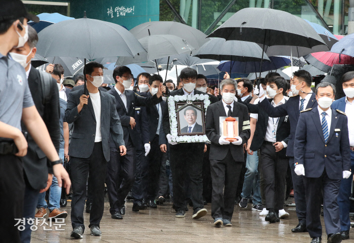 고 박원순 서울시장 영결식이 7월 13일 오전 서울시청에서 열린 가운데 고인의 영정과 위패가 추모공원으로 향하고 있다.  / 이상훈 선임기자