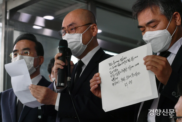 고한석 서울시 비서실장(가운데)이 7월 10일 실종 신고 7시간 만에 숨진 채 발견된 박원순 서울시장의 시신인 안치된 서울 종로구 서울대병원 장례식장 앞에서 유언장을 공개하고 있다. / 김기남 기자