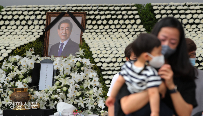 7월 12일 서울광장에 마련된 고 박원순 시장 시민분향소를 찾은 시민들이 조문을 하고 있다. / 김창길 기자