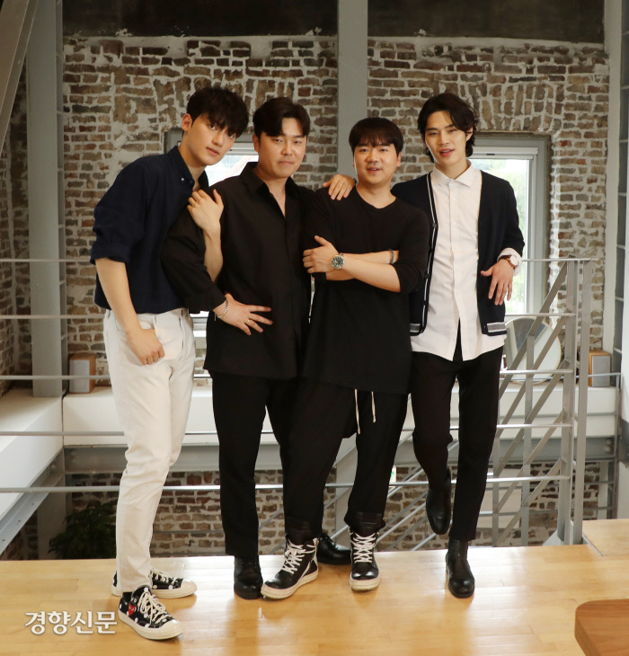 남성 4중창 크로스오버팀 ‘라비던스’의 황건하, 고영열, 존노, 김바울(왼쪽부터)이 서울 돈의문박물관 내 한 카페에서 포즈를 취했다. /강윤중 기자