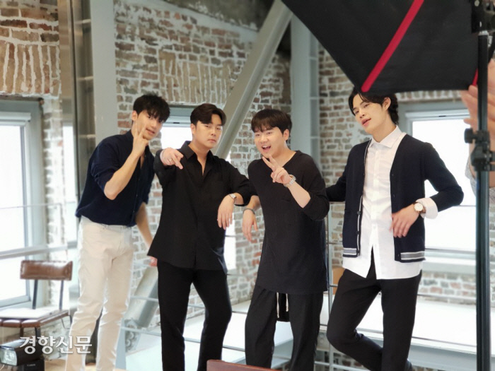 남성 4중창 크로스오버팀 ‘라비던스’의 황건하, 고영열, 존노, 김바울(왼쪽부터)이 서울 돈의문박물관 내 한 카페에서 포즈를 취했다. /노정연 기자