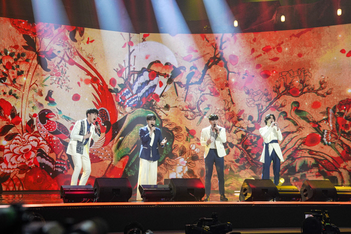 라비던스가 팬텀싱어3 결승 1차전에서 선보인 ‘흥타령’.  한의 정서를 남성 4중창으로 재해석한 이 무대는 전통음악의  새로운 변주를 보여주며 K크로스오버의 외연을 넓혔다는 평가를 받는다.  JTBC 제공