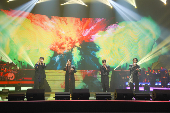 이스라엘 가요‘밀림 야폿 멜헬레헤’(Millim Yaffot Me’Eleh)를 부르고 있는 라비던스.  JTBC제공