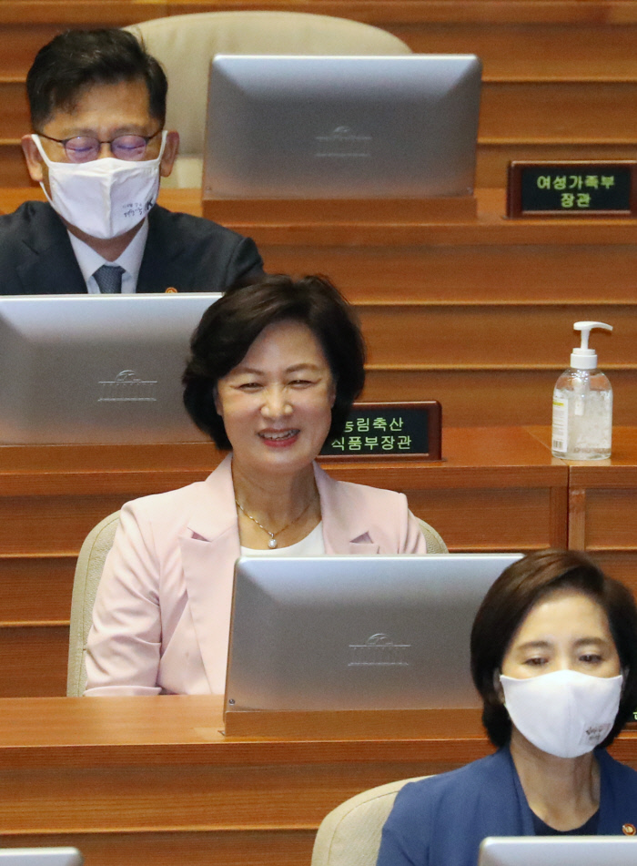 추미애 법무부 장관이 21일 오전 국회 본회의에서 미래통합당 주호영 원내대표 교섭단체 대표연설에 앞서 박병석 국회의장이 “미래통합당과 국민의당이 국회에  추미애 법무부 장관 탄핵소추안을 접수했다”고 알리자 미소짓고 있다. /연합뉴스