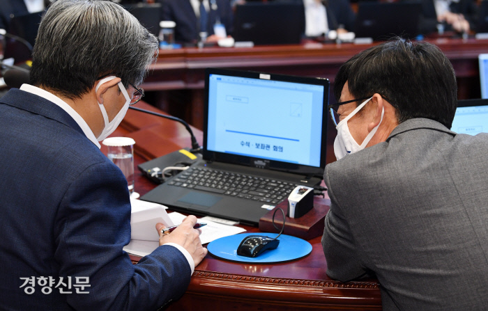 노영민 대통령 비서실장과 김상조 청와대 정책실장(오른쪽)이 7월 20일 오후 청와대 여민관에서 수석 보좌관 회의에 앞서 대화를 나누고 있다. / 청와대 사진기자단