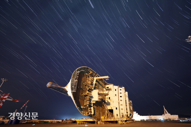 2017년 4월9일 인양된 세월호를 그해 12월 촬영했다. | 이준헌 기자