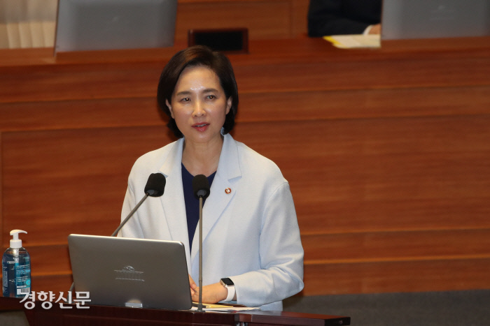유은혜 교육부장관이 24일 서울 여의도 국회에서 열린 대정부 질문에서 답변하고 있다. / 이준헌 기자 ifwedont@