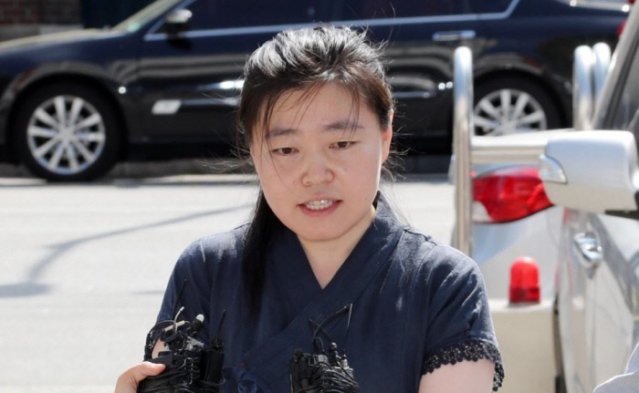 임은정 검사가 기자들의 질문에 답하고 있는 모습. 연합뉴스