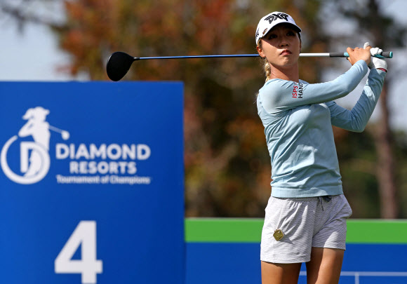 뉴질랜드 교포 리디아 고가 21일 플로리다주 레이크 부에나 비스타에서 열린 미여자프로골프(LPGA) 투어 다이아몬드 리조트 토너먼트 오브 챔피언스 3라운드 4번홀에서 티샷한 뒤 공을 바라보고 있다. AFP 연합뉴스