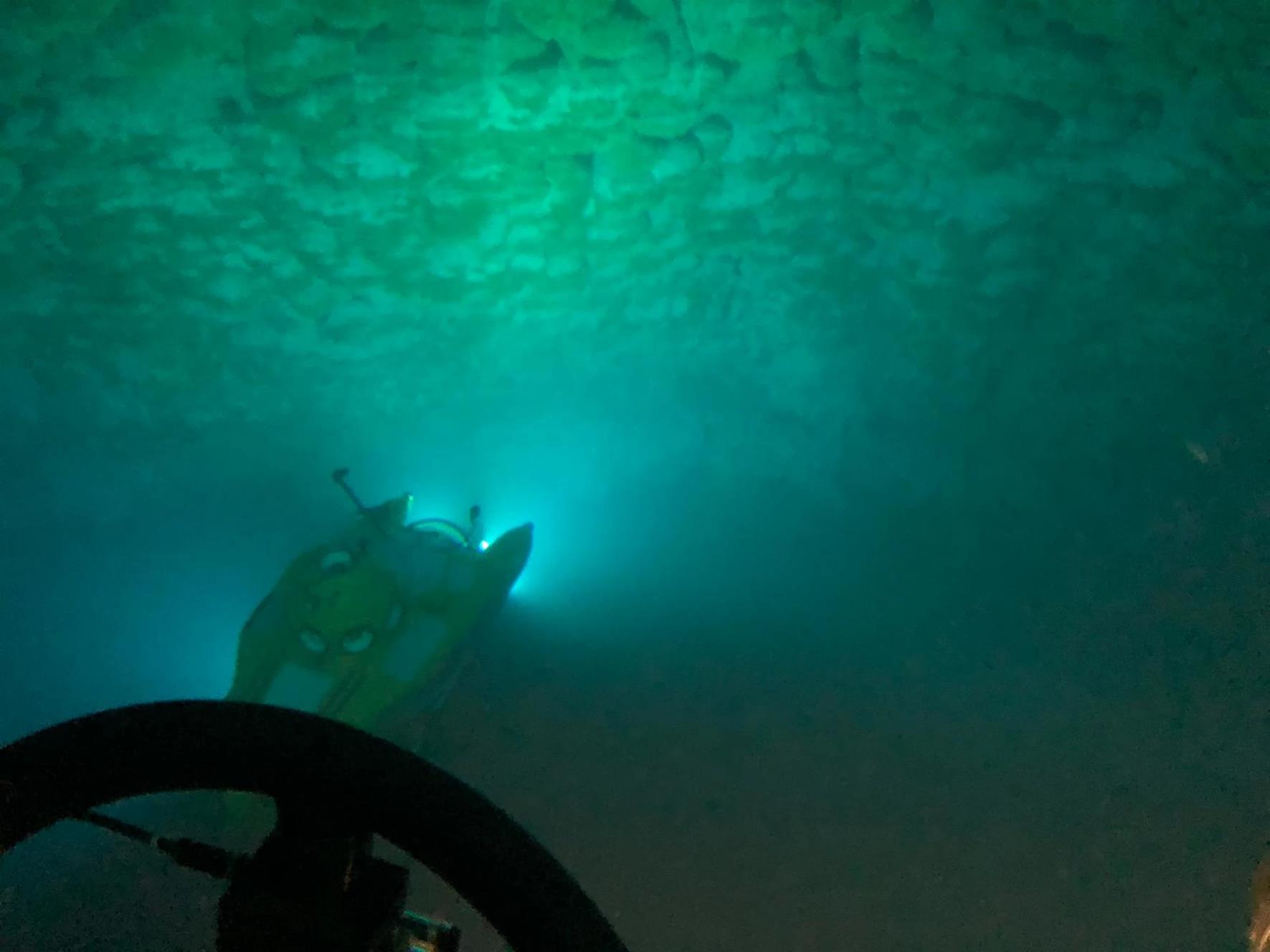 그레이트 블루홀 바닥에도 플라스틱 쓰레기가 널브러져 있는 것으로 나타났다.