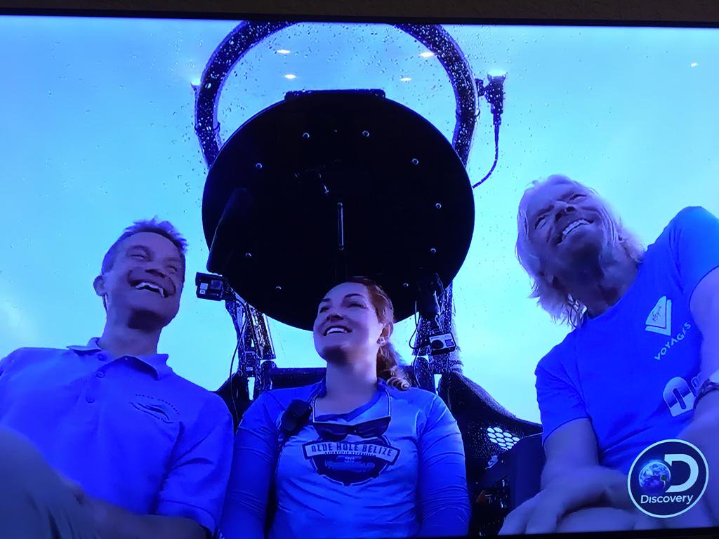 리처드 브랜슨 회장(오른쪽)은 탐사대와 함께 잠수정을 타고 블루홀 바닥까지 내려갔다.