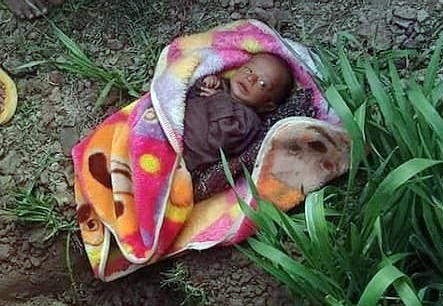 땅에 산 채로 파묻힌 아기가 지나가던 주민에게 구조됐다