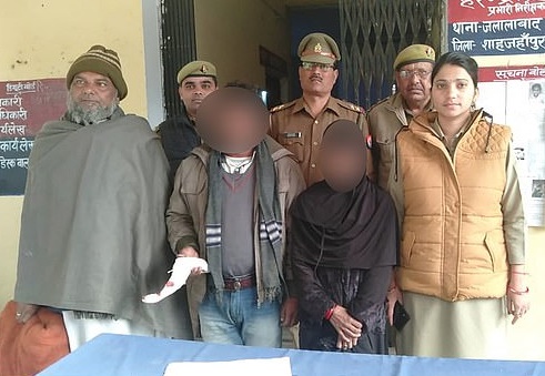 맨 왼쪽이 무속인, 가운데가 아기 아버지이며 그 옆이 아기 고모다.