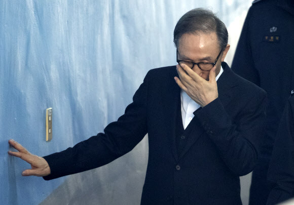 - 다스 자금을 횡령하고 삼성 등에서 뇌물을 받은 혐의로 구속기소된 이명박 전 대통령이 30일 오후 서초구 서울고등법원에서 열리는 속행공판에 출석하기 위해 호송차에서 내려 법정으로 향하고 있다. 이 전 대통령 측은 지난 29일 항소심 재판부에 보석을 청구했다. 2019.1.30 연합뉴스