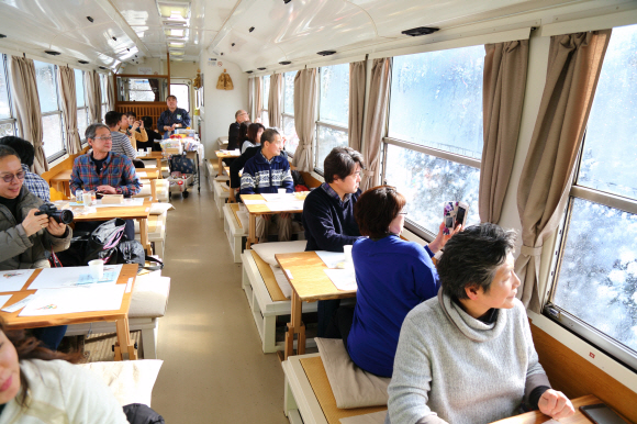 다마테바코 도시락 열차는 풍경이 아름다운 곳에서는 잠시 속도를 늦춰 여행자들이 풍경을 감상할 수 있게 해준다.