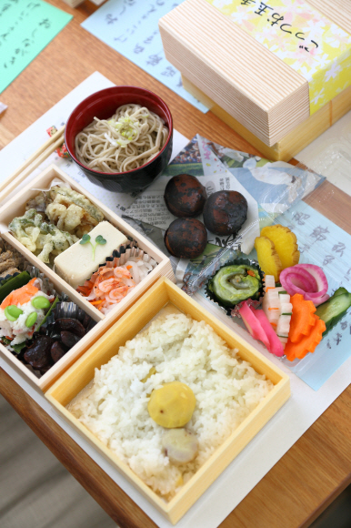 일곱 가지 코스 요리로 제공되는 도시락.