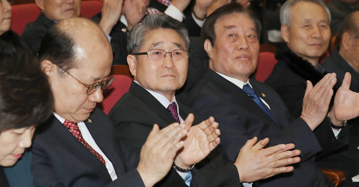 지난 8일 서울 영등포구 국회의원회관에서 자유한국당 김진태·이종명 의원 주최로 열린 공청회에 극우 논객 지만원(앞줄 왼쪽 세 번째)씨가 참석했다. 왼쪽 첫 번째는 자유한국당 김순례 의원, 두 번째는 이종명 의원이다. 연합뉴스