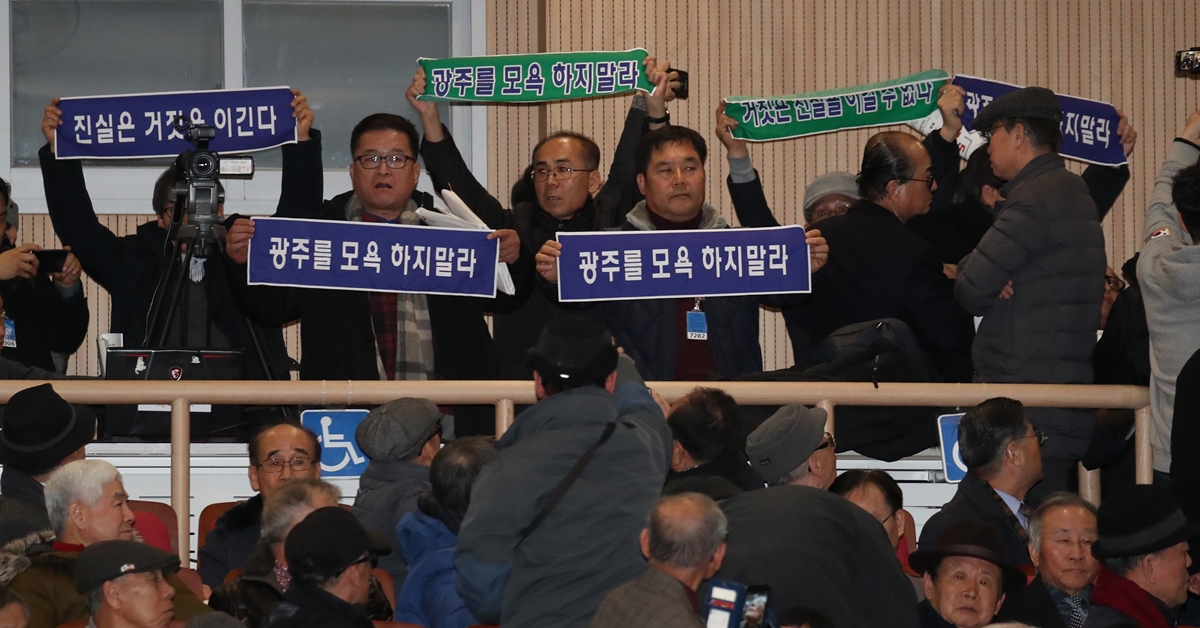 8일 서울 영등포구 국회의원회관에서 자유한국당 김진태·이종명 의원 주최로 열린 ‘5.18 진상규명 대국민 공청회’에서 극우 논객 지만원씨가 5.18 북한군 개입 여부와 관련해 발표를 하려 하자 5.18 단체 관계자들이 항의하고 있다. 2019.2.8 연합뉴스