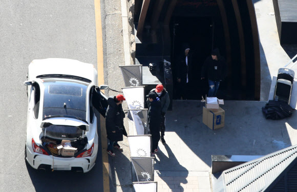 ‘폭행·마약 의혹’ 버닝썬 영업 중단키로…직원들 “오늘이 끝” - 폭행사건에 이어 고객에게 마약을 판매했다는 의혹까지 불거져 경찰 수사를 받는 서울 강남 클럽 ‘버닝썬’이 영업을 중단하기로 한 것으로 전해졌다. 버닝썬의 한 관계자는 16일 연합뉴스 통화에서 “오늘을 마지막으로 영업을 중단한다고 들었다”고 말했다. 사진은 17일 서울 강남구 클럽 버닝썬 입구. 2019.2.17 연합뉴스