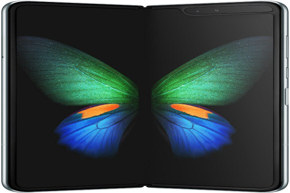 삼성전자가 20일(현지시간) 미국 샌프란시스코 빌 그레이엄 시빅 센터에서 열린 ‘삼성 갤럭시 언팩 2019’에서 접었다 펴는 ‘인피니티 플렉스 디스플레이’를 탑재한 ‘갤럭시 폴드’를 공개했다. 2019.2.21 삼성전자 제공