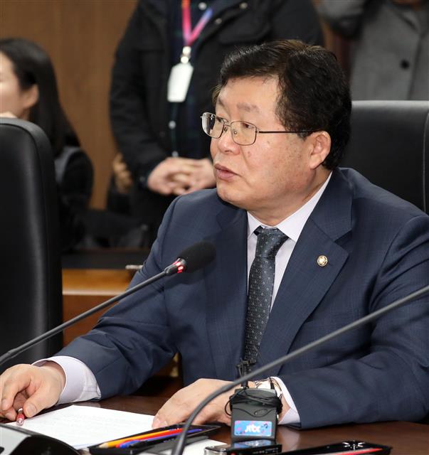 발언하는 설훈 더불어민주당 최고위원 - 설훈 더불어민주당 최고위원이 22일 세종시청에서 열린 국가균형발전을 위한 현장최고위원회의에서 발언을 하고 있다. 2019.2.22 뉴스1