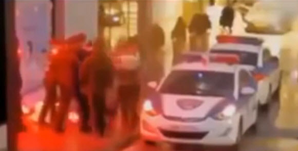 - 서울 강남의 유명 클럽 ‘버닝썬’ 직원이 여성 고객을 성추행한 혐의로 경찰에 입건됐다. 버닝썬 CCTV 폭행 영상 캡처. 연합뉴스