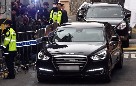 이명박 전 대통령의 보석이 결정된 6일 서울 강남구 논현동 사저로 이 전 대통령을 태운 차량이 들어가고 있다. 019. 3. 6. 박윤슬 기자 seul@seoul.co.kr