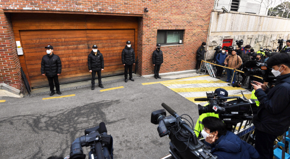 이명박 전 대통령의 보석이 결정된 6일 서울 강남구 논현동 사저 앞에 경찰과 취재진들이 대기하고 있다. 2019. 3. 6. 박윤슬 기자 seul@seoul.co.kr