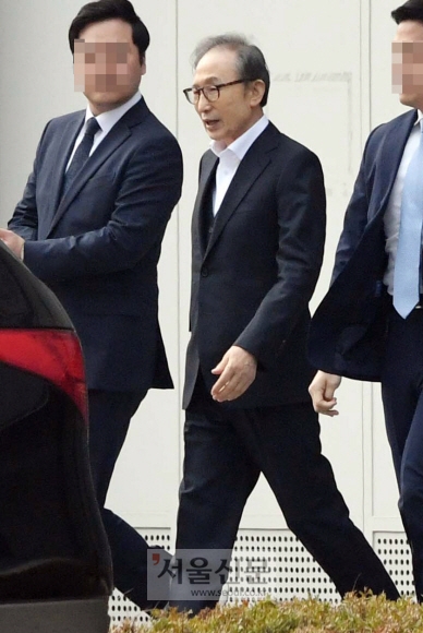법정 갈 때와 집으로 갈 때가 다른 MB - 110억원대 뇌물수수 및 350억원대 횡령 등의 혐의로 구속 기소돼 1심에서 징역 15년을 선고받고 수감 중이던 이명박 전 대통령이 6일 법원의 보석 허가를 받아 약 1년 만에 석방된 후 마스크를 벗은 채 주변의 부축 없이 서울동부구치소에서 걸어나오고 있는 모습. 정연호 기자 tpgod@seoul.co.kr