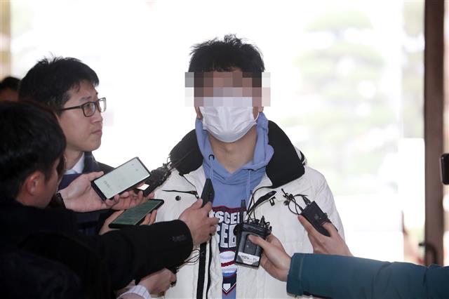 경찰 출석한 버닝썬 뇌물 전달책 - 버닝썬 클럽 공동대표 이모씨 등의 지시로 현직 경찰관들에게 돈을 전달한 혐의를 받는 이모씨가 4일 서울 종로구 서울지방경찰청으로 출석하고 있다. 경찰은 이씨가 이 공동대표로부터 2000만원을 받아 6개의 계좌에 나눠 돈을 보냈다는 사실을 확인하고 이날 소환조사를 실시한다. 2019.3.4 뉴스1