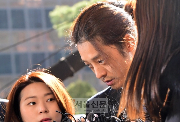 ‘피의자’ 승리·정준영 같은 날 소환 - 14일 오전 가수 정준영이 성관계 동영상 불법 촬영 및 유포 혐의로 피의자 조사를 받기 위해 서울경찰청에 출석했다. 정연호 기자 tpgod@seoul.co.kr