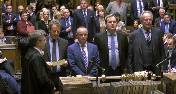 개표 결과를 읽고 있는 영국 하원 의원들 - 14일(현지시간) 브렉시트 연기 여부를 두고 벌인 투표 결과를 하원 의원들이 읊고 있다. 찬성 413표와 반대 202표로 브렉시트 연기안은 가결됐다. 런던 AP