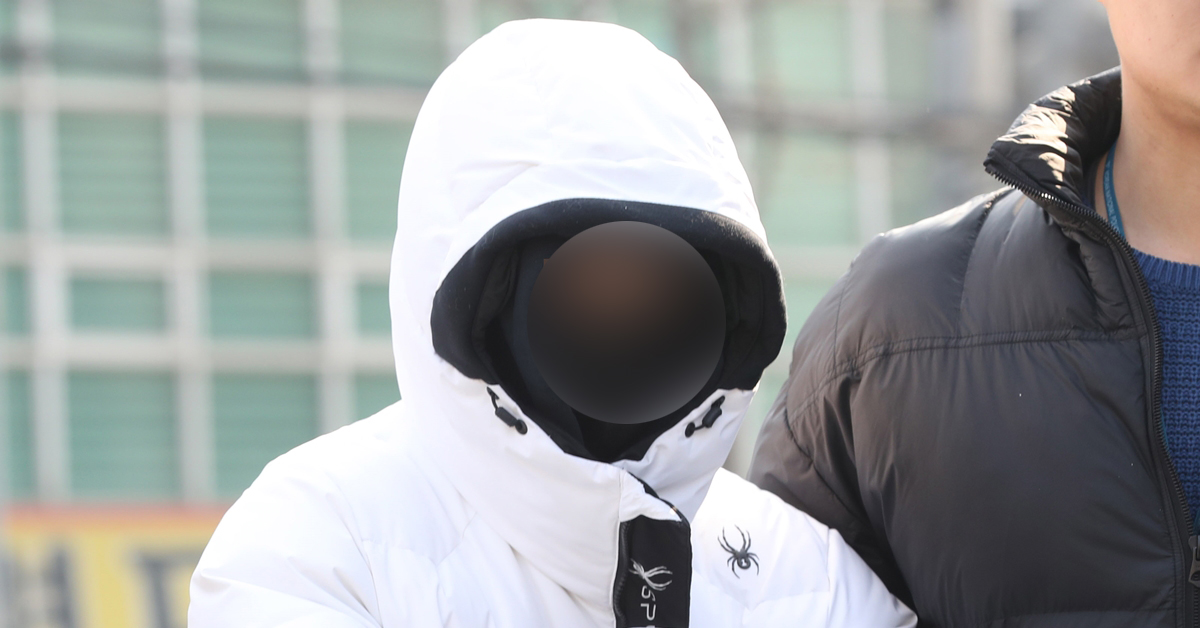 클럽 ‘버닝썬’에서 고객들에게 마약을 판매한 혐의를 받고 있는 A씨가 지난달 16일 조사를 받기 위해 서울경찰청에 출석하고 있는 모습. 2019.2.16 연합뉴스