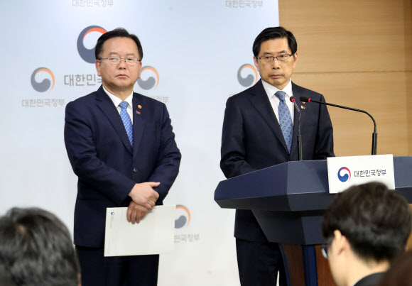 ‘버닝썬·검찰 과거사’ 긴급 기자회견 하는 법무?행안장관 - 박상기 법무부 장관(오른쪽)과 김부겸 행정안전부 장관이 19일 정부서울청사에서 과거사위원회 활동 및 버닝썬 수사 관련 법무부-행안부 합동 긴급 기자회견을 하고 있다. 2019.3.19 연합뉴스