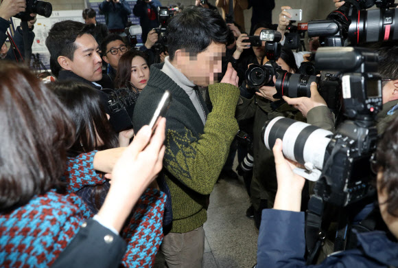 마약류 투약·유통 혐의를 받는 클럽 버닝썬의 이문호 대표가 19일 서초동 서울중앙지법에서 열리는 영장실질심사에 출석하고 있다. 2019.3.19 연합뉴스