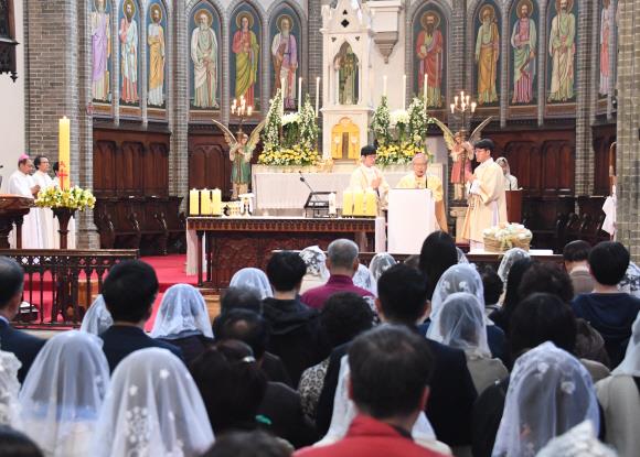 사회 집단이 크지 않을 때는 토테미즘, 애니미즘, 샤머니즘 등 다차원 종교 의식이 주를 이뤘지만 사회가 커지면서 집단 결속과 통제를 위해 천국과 지옥, 윤회와 같은 개념을 가진 ‘도덕신’이 등장하는 종교가 확산되기 시작했다. 현대인들이 믿는 종교가 확산될 수 있었던 것은 교리의 매력이 아닌 사회의 필요성 때문에 선택된 것이라는 연구결과가 나왔다. 서울신문DB