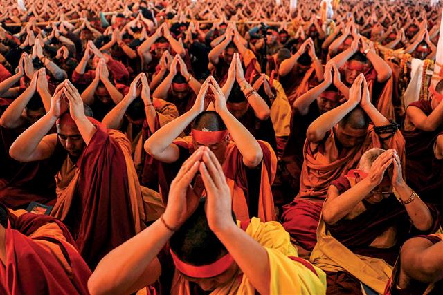 사회 집단이 크지 않을 때는 토테미즘, 애니미즘, 샤머니즘 등 다차원 종교 의식이 주를 이뤘지만 사회가 커지면서 집단 결속과 통제를 위해 천국과 지옥, 윤회와 같은 개념을 가진 ‘도덕신’이 등장하는 종교가 확산되기 시작했다. 현대인들이 믿는 종교가 확산될 수 있었던 것은 교리의 매력이 아닌 사회의 필요성 때문에 선택된 것이라는 연구결과가 나왔다. 사이언스 제공