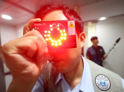 ‘몰카를 적발하라’ - 지난해 9월 6일 인천시 미추홀구 인하대학교에서 인하대와 미추홀경찰서 관계자들이 여자샤워실 내 ‘몰래카메라’를 수색하고 있다. 2018.9.6 연합뉴스