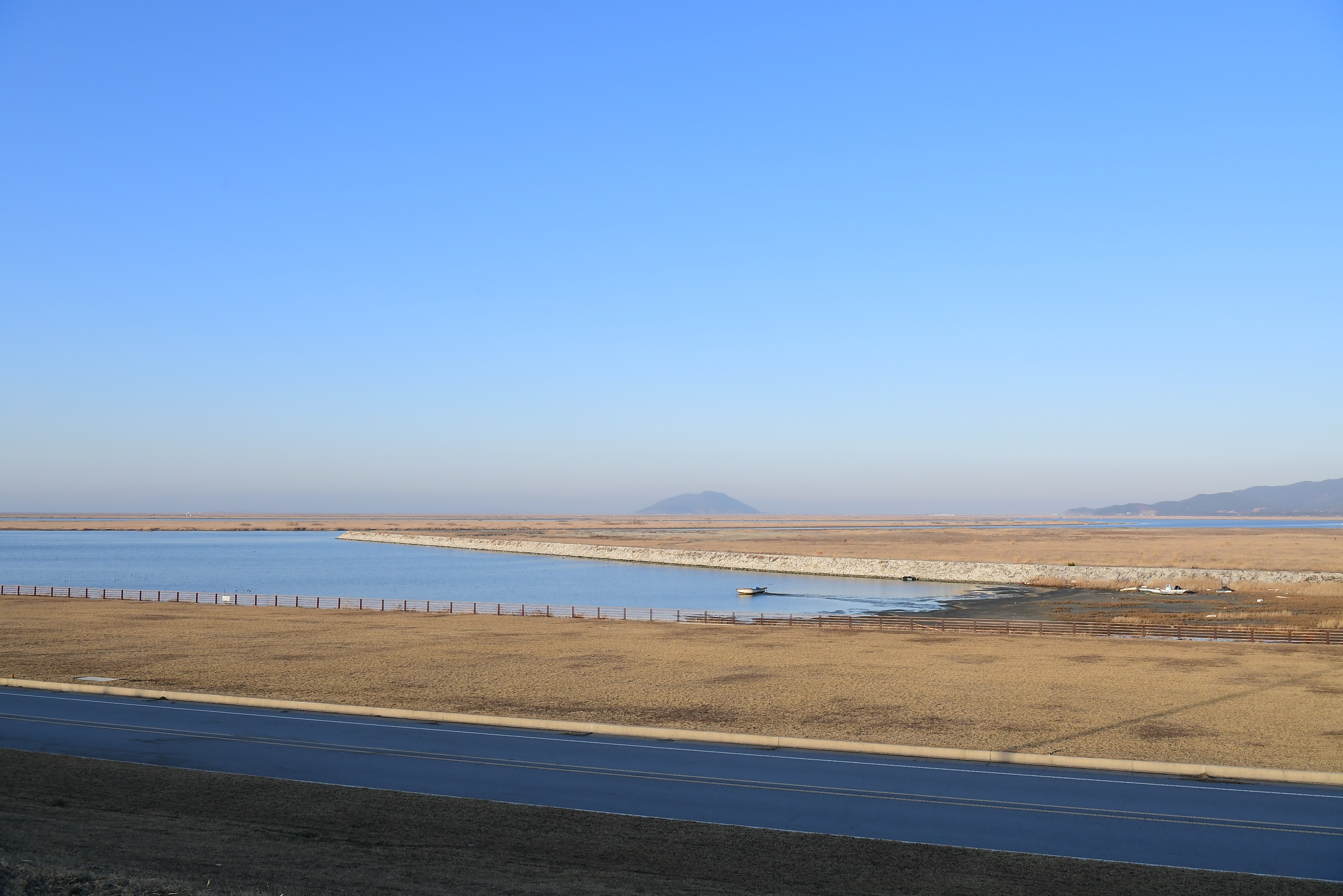 전북 부안~고군산군도~군산을 연결하는 33.9㎞ 길이 새만금방조제 시작점에서 바라본 새만금 풍경.