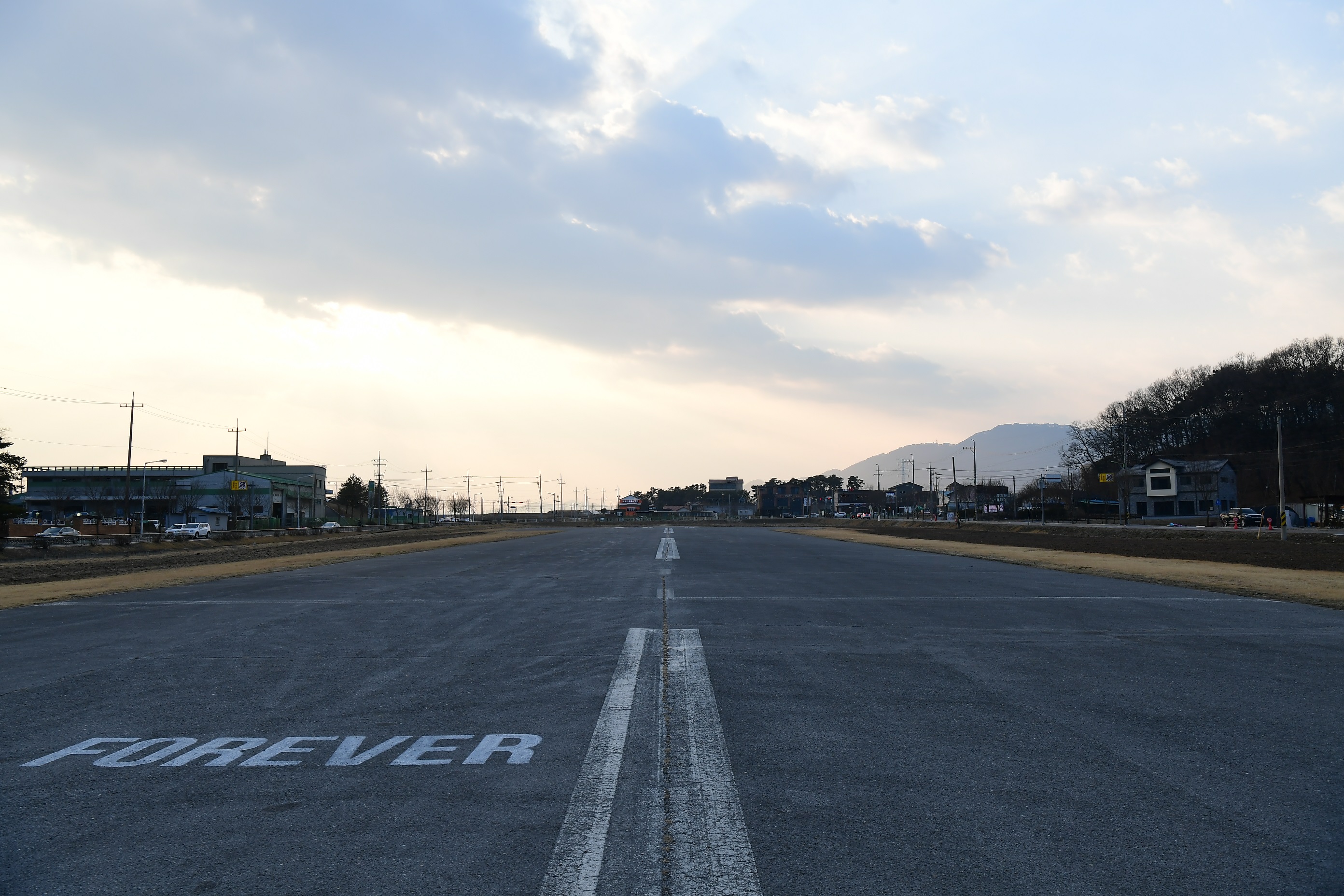 충북 제천 모산비행장에 활주로가 길게 뻗어 있다. 군사시설이지만 시민공원처럼 사용되는 활주로에 방탄소년단 뮤직비디오 속에서처럼 ‘포에버’(FOREVER)라는 글자가 쓰여 있다.