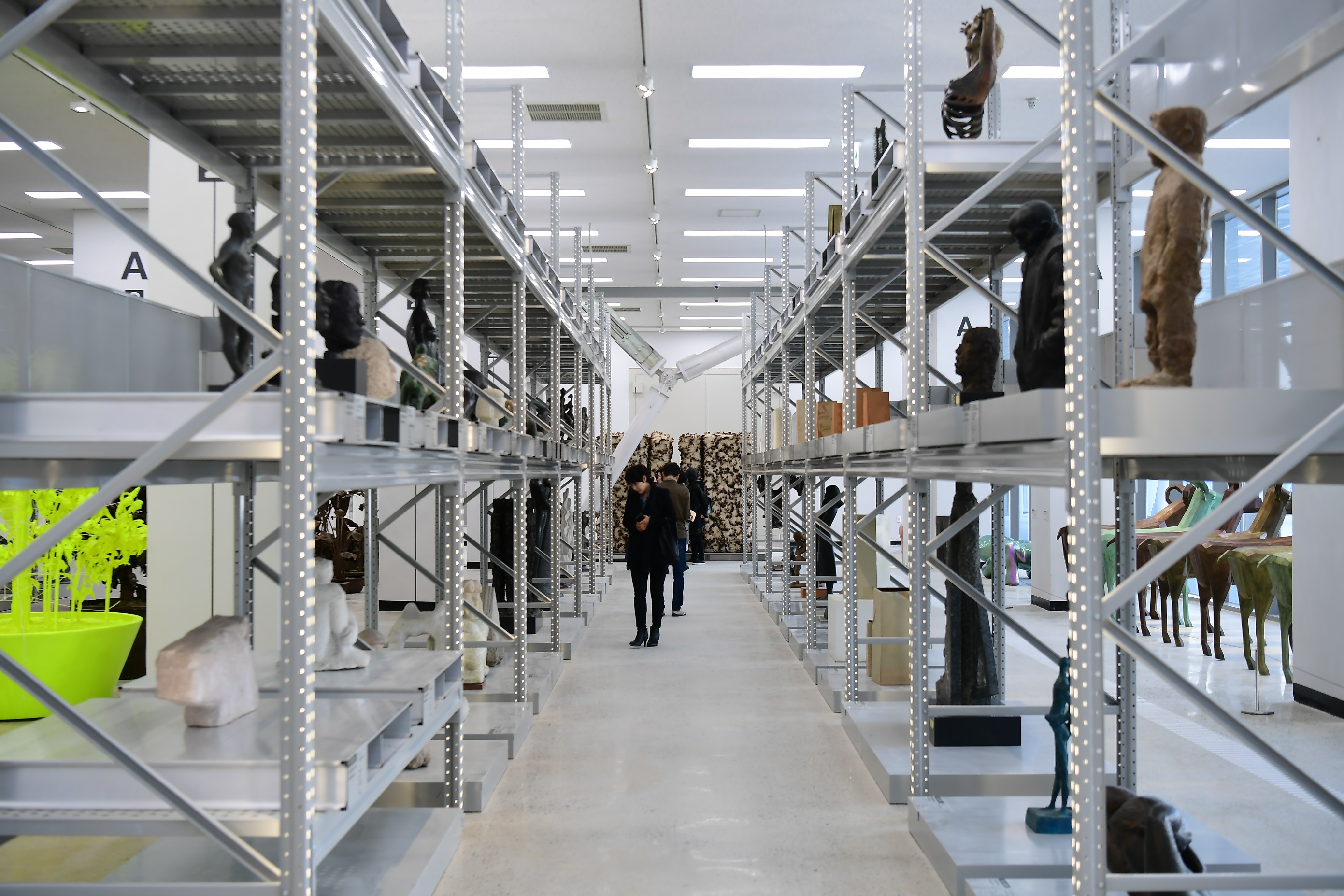 국립현대미술관 청주관은 국내 최초의 수장형 미술관이다.