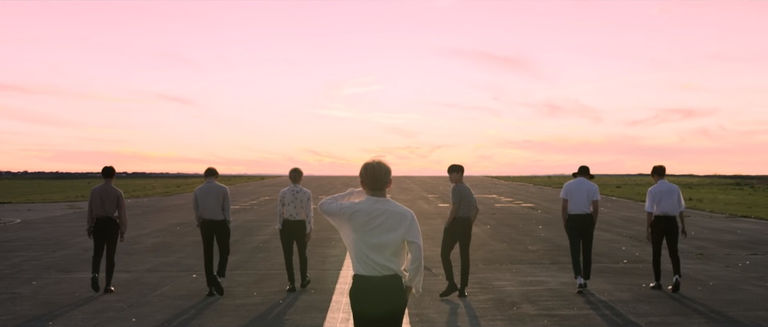 2016년 4월 발표된 ‘에필로그 : 영 포에버’ 뮤직비디오 한 장면.