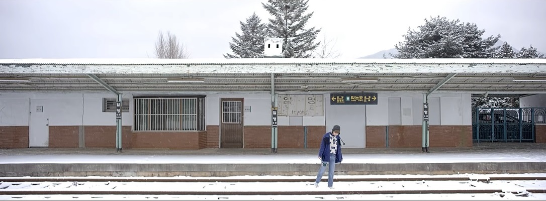 ‘유 네버 워크 얼론’ 타이틀곡 ‘봄날’ 뮤직비디오 속 뷔와 일영역.