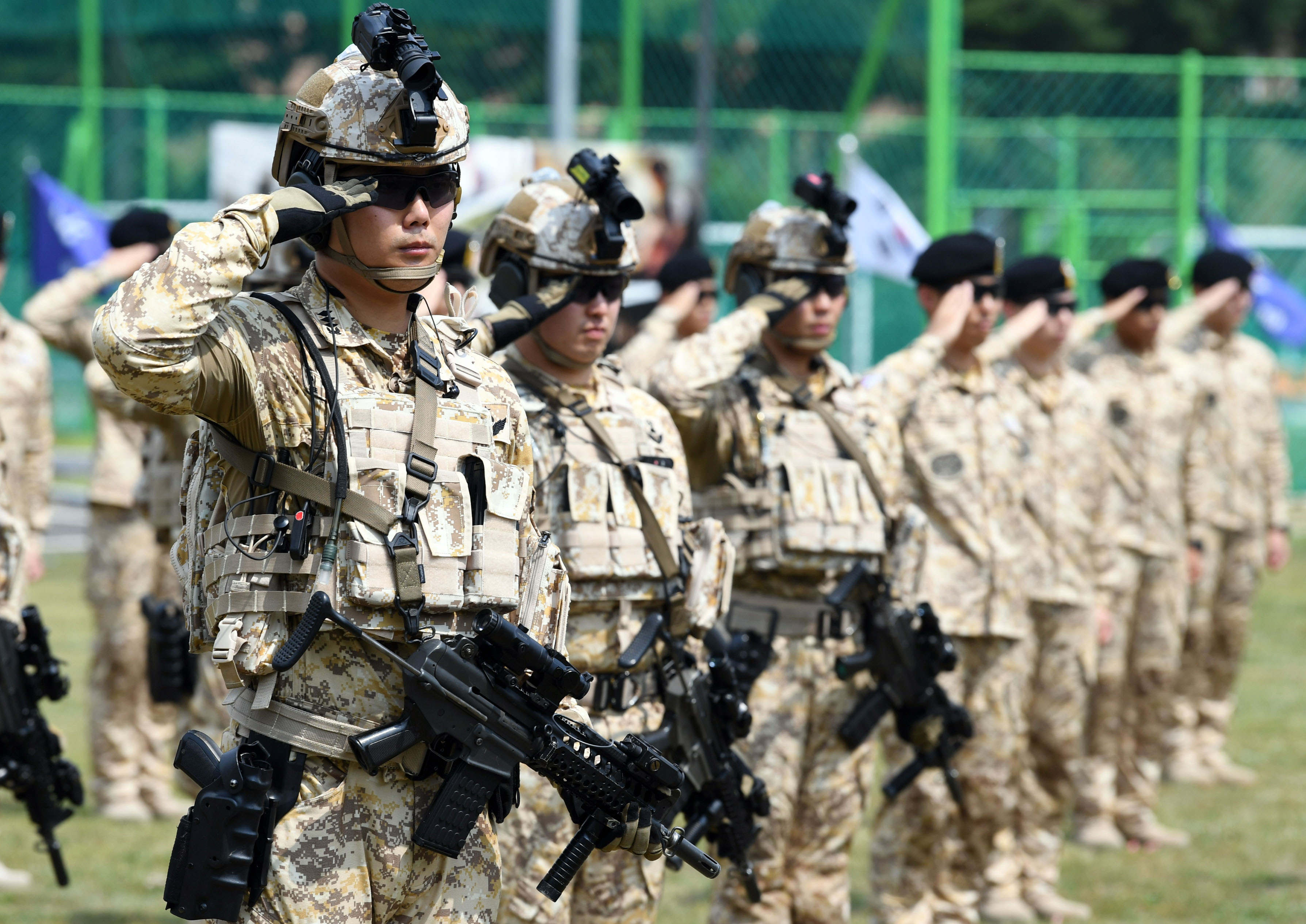 인천 계양구 국제평화지원단 대연병장에서 열린 ‘아크부대 14진 환송식’에서 부대원들이 경례하고 있다. 2018. 6. 25. 박윤슬 기자 seul@seoul.co.kr