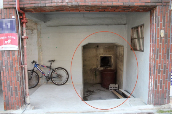 부산 중구 동광동에 있는 3300㎡(약 100평) 규모로 추정되는 일제강점기에 조성된 방공호 입구.부산 연합뉴스