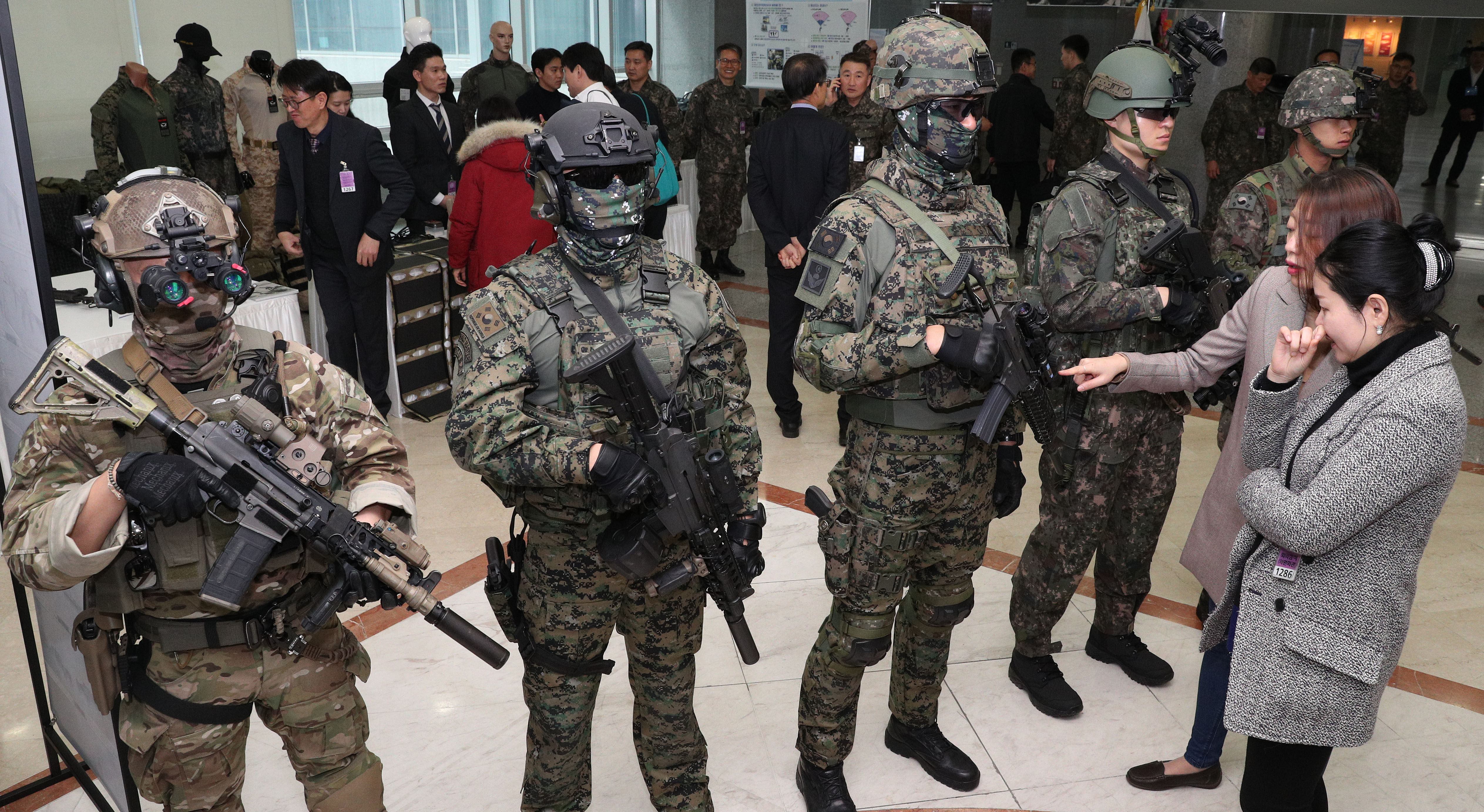 우리 정부도 2024년까지 기능을 개선한 새 전투복을 개발할 계획이다. 세계가 주목할 만한 원단기술을 확보할 수 있도록 투자를 확대해야 한다. 사진은 지난해 3월 워리어플랫폼 세미나에서 공개된 첨단기술이 적용된 전투복들. 서울신문 DB